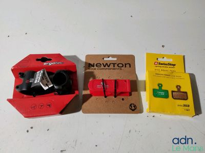 deux nouveaux objets dans la boîte posée sur la table