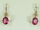 deux paires de boucles d'oreilles ornées de pierres roses sur un fond blanc