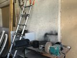 une échelle adossée au mur d'une pièce