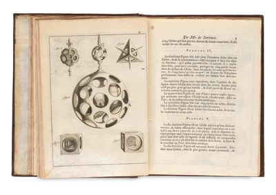 un livre ouvert sur lequel figure le dessin d'un objet circulaire