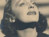 une photo en noir et blanc d'une femme les yeux fermés