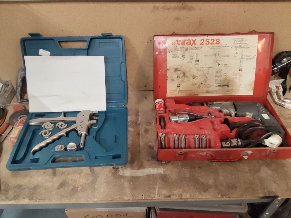 2 petites sertisseuses et 1machine a piquage