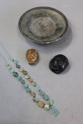 Lot composé d'une coupelle vernissée noire, Grande Grèce 300…