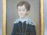 portrait d'un jeune garçon vêtu d'une robe bleue à col blanc