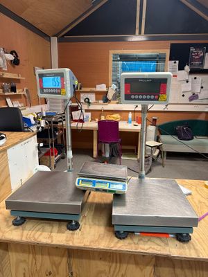 deux balances électroniques posées sur le comptoir dans la pièce