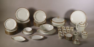 beaucoup d'assiettes et de bols blancs et dorés sur la table