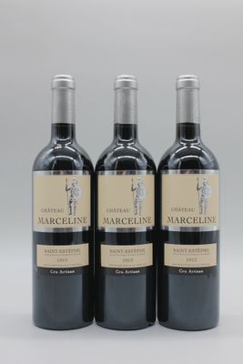 trois bouteilles de vin rouge posées côte à côte sur une table