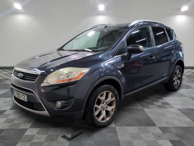 La Ford Escape de 2013 est garée dans une grande pièce