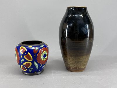 deux vases posés l'un à côté de l'autre sur une table
