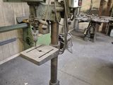 une machine qui se trouve à l'intérieur d'un bâtiment