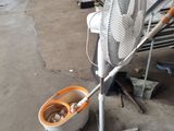 une photo représentant un ventilateur et un seau dans un garage