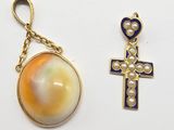 deux bijoux, dont une croix, un coquillage et un pendentif en forme de coquillage