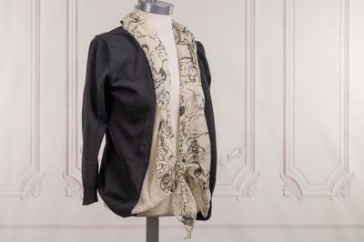 an image of a mannequin mannequin with a scarf on it