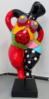 une statue représentant une femme tenant un vase, posée sur un socle noir