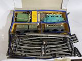 une boîte contenant un train sur une table