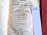 un livre ouvert sur une table, sur lequel est posé un étiquetage