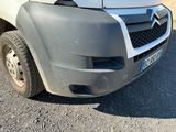 un camion blanc garé sur le bord de la route