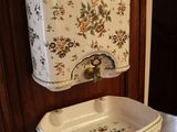 un lavabo blanc et un meuble en bois dans une pièce