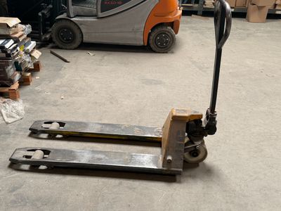 un chariot élévateur à fourche garé dans un entrepôt