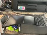 un ordinateur portable et une imprimante posés sur un chariot