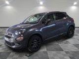 un SUV Fiat gris garé dans un garage au sol carrelé