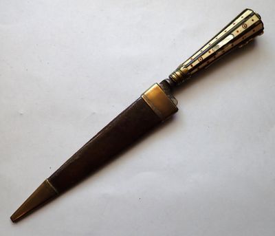 an image of a knife that is laying on top of a table