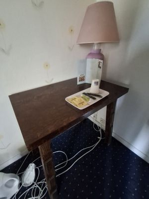 une table sur laquelle se trouvent une lampe et un livre