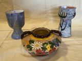deux vases posés l'un à côté de l'autre sur une table