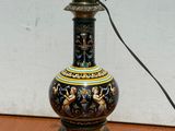 une lampe posée sur une table à côté d'un mur