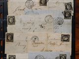 une vieille enveloppe couverte de timbres, posée sur une table