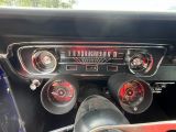 un gros plan sur le tableau de bord d'une voiture