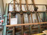 un grand nombre d'outils posés sur une table