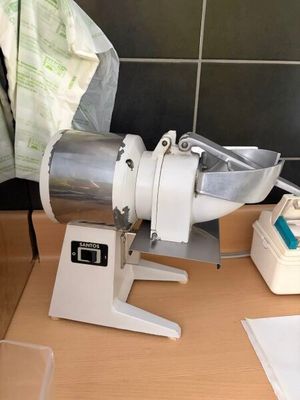 une machine posée sur une table