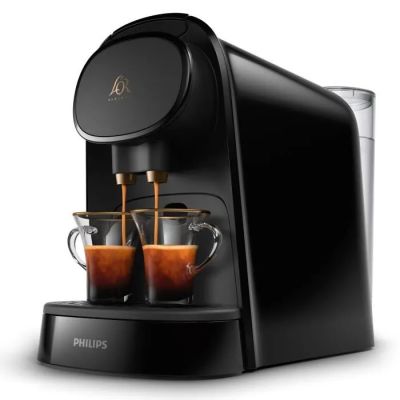 une machine à café noire avec deux tasses de café devant elle