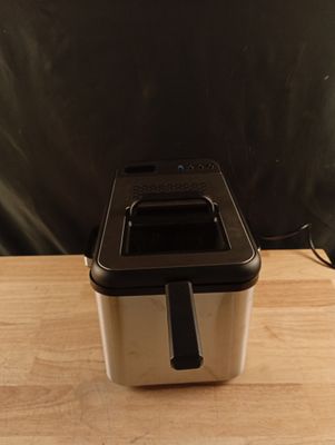 une photo d'un grille-pain posé sur une table en bois