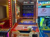 de nombreuses bornes d'arcade installées dans une salle