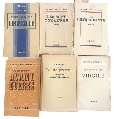 plusieurs livres sont empilés sur une surface blanche