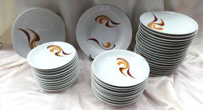 un grand nombre d'assiettes posées sur une table