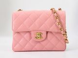 Mini sac à rabat Chanel en cuir d'agneau matelassé rose