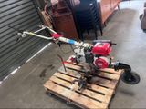 un petit moteur posé sur une palette
