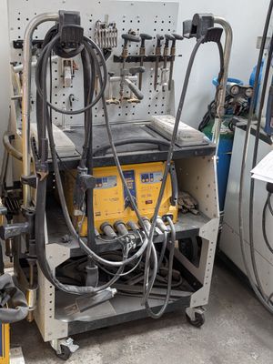 une machine posée sur un chariot dans un garage