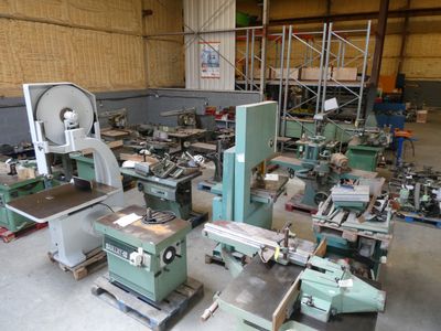 de nombreuses machines qui sont entreposées dans une pièce