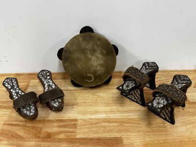 trois morceaux de métal sont posés sur une table en bois