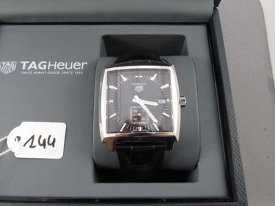 une montre dans un coffret muni d'une étiquette