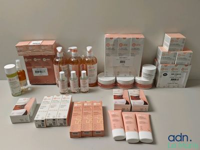 de nombreux types de produits de soins de la peau sur une table