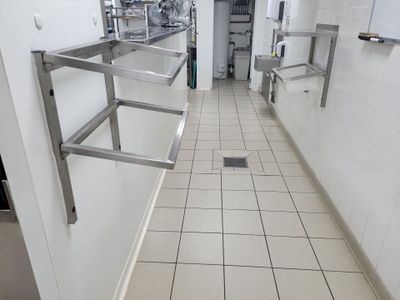une photo d'une cuisine professionnelle équipée d'éviers en acier inoxydable