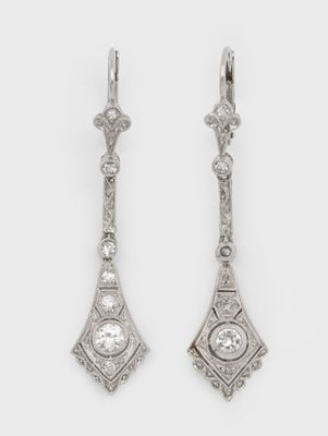 une paire de boucles d'oreilles en diamant et plaquées platine