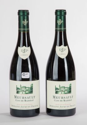 deux bouteilles de vin posées l'une à côté de l'autre sur une surface blanche