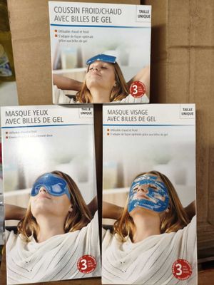 trois livres posés sur une table, avec la photo d'une femme portant un masque