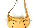 sac à main en cuir jaune avec des anses en métal sur un fond blanc